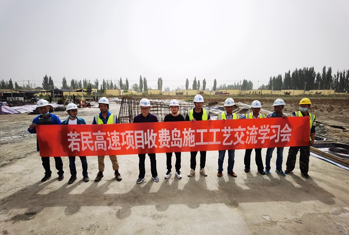 图一：交流现场合影 - 副本.jpg