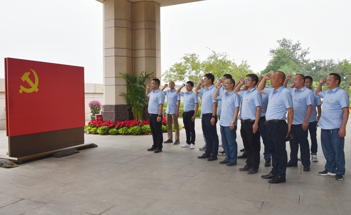图3：现场重温入党誓词.jpg