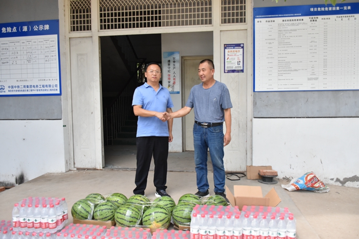 1626259637660623.jpg 图:送清凉.JPG