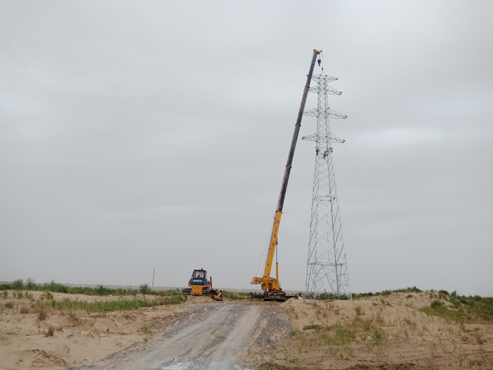 1626935535791870.jpg 图:铁塔吊装 - 副本.jpg