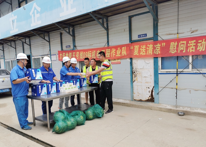 1627027262105698.jpg 现场发放清凉物资.jpg