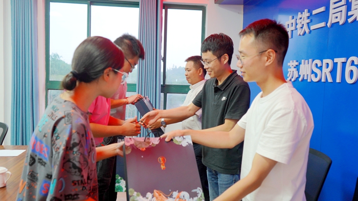 图3：导师赠送礼物_副本.jpg