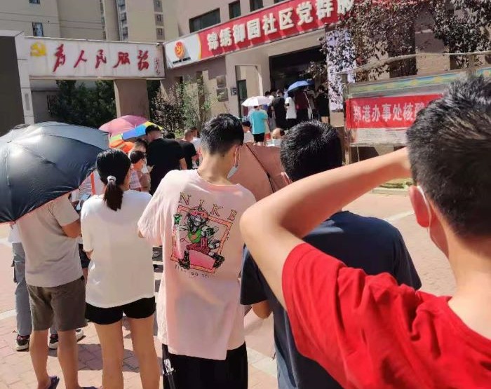 1628243876808567.jpg 图1:排队核酸检测.jpg