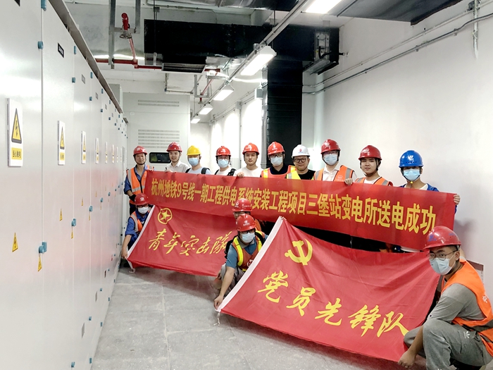 送电成功合影（周远摄）.jpg