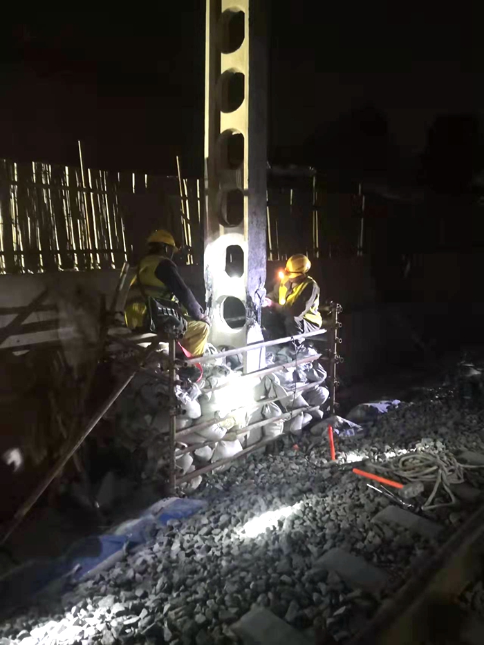 1639367650124176.jpg 图:接触网支柱拆除施工现场.jpg