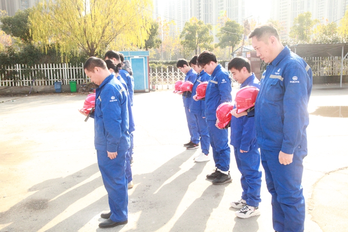 1639380625939297.jpg 图1:吊念现场.JPG