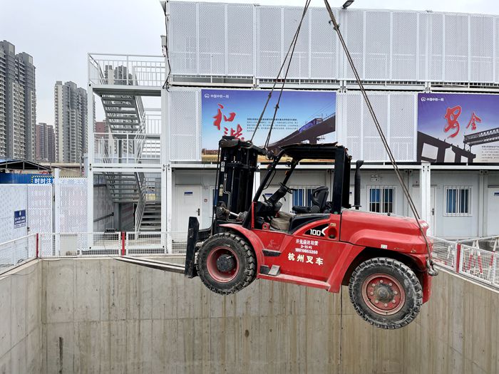 1647858102417709.jpg 现场吊装_副本.jpg