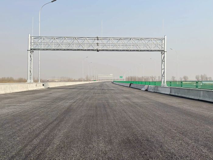 1649159990899579.jpg 图2门架安装后的照片_副本.jpg