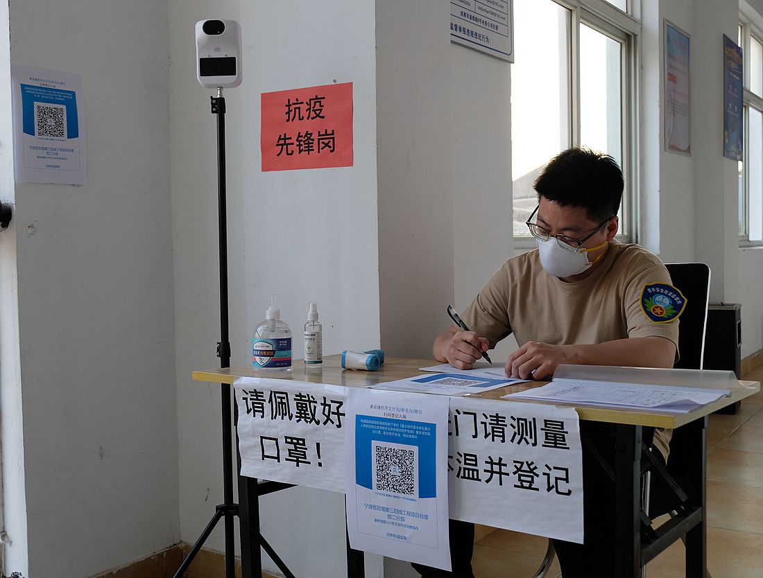 1649670955118182.jpg 图:抗疫先锋岗工作照(曾诗媛摄)_副本.jpg