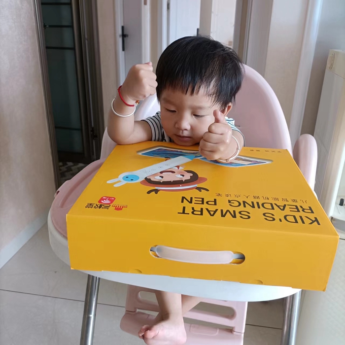 图：职工子女收到慰问品.jpg