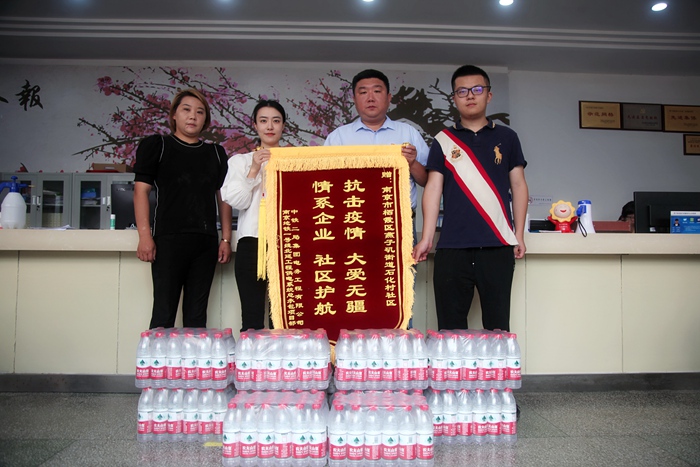 图1：与社区合影1_副本.jpg