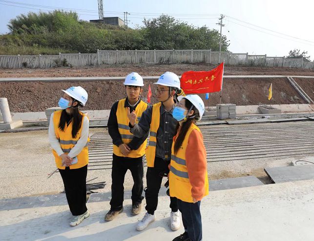 1669191284127150.jpg 图2:通讯员向技术人员请教.jpg