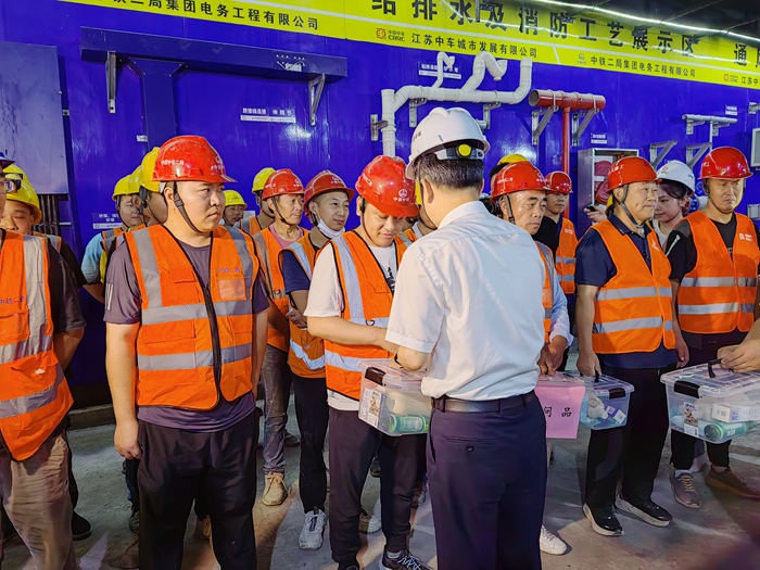 发放慰问品_副本.jpg