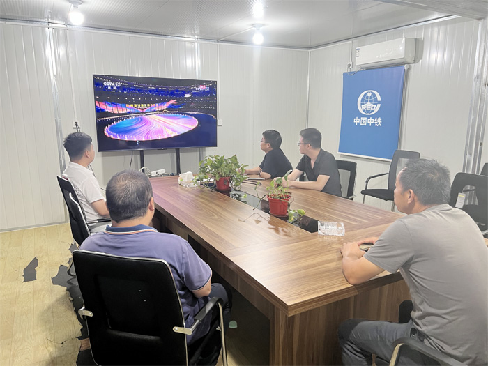 图：会议室观看亚运会开幕式1.jpg